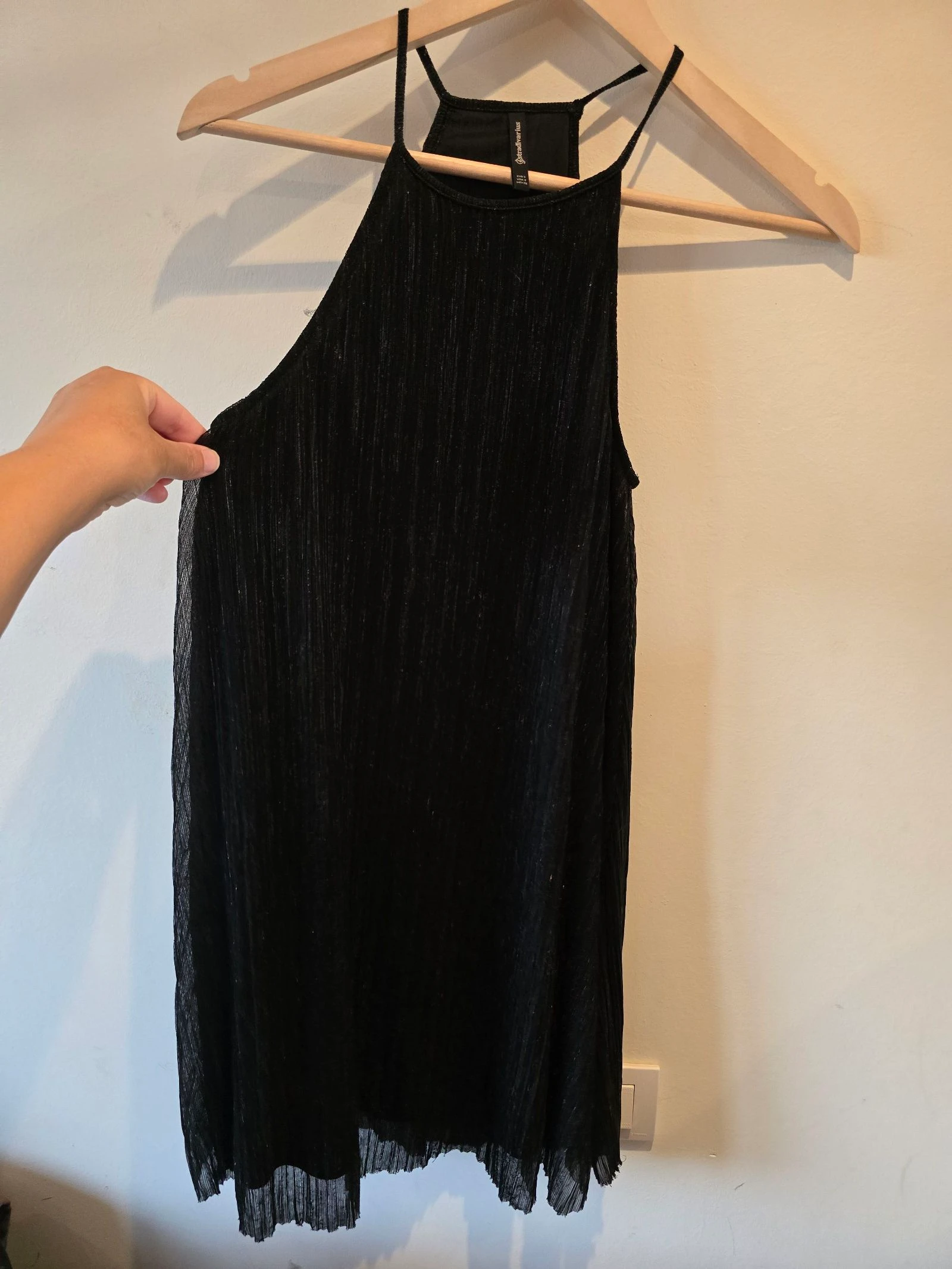 Vestido negro plisado con brillo de Stradivarius